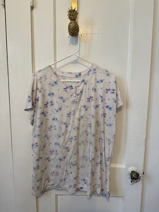 Tops - Light Floral Henley Tee in White with Pink & Blue Flowers vintage large